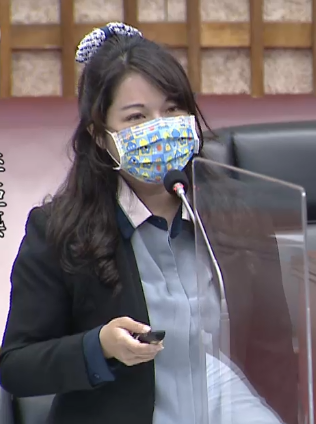 高雄市議員李亞築指出，本週台灣新增確診數為世界第一，中央防疫政策荒腔走板，民眾無所適從。（記者吳文欽攝）