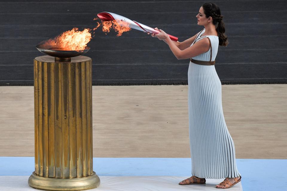 Avant les Jeux de Tokyo en 2021, c’est l’actrice grecque Xanthi Georgiou qui avait allumé la flamme olympique à Olympie. 