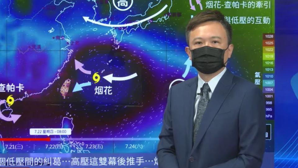 氣象局預課課長林秉煜說明烟花颱風影響。（圖／TVBS）