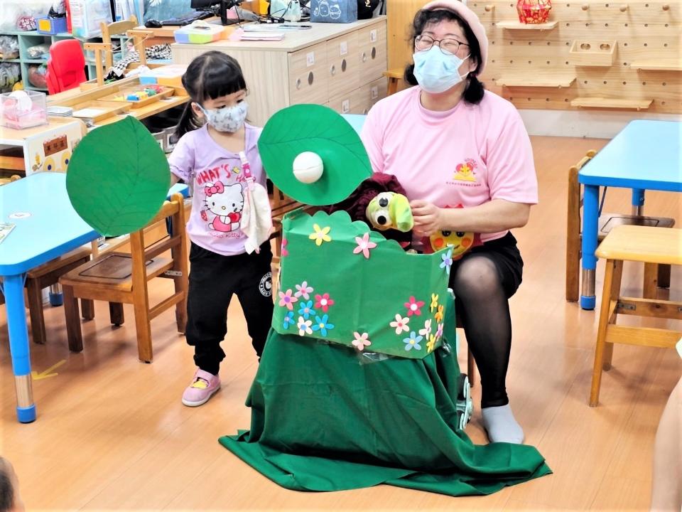 閱讀志工巧心製作教具引導幼生進入故事情境