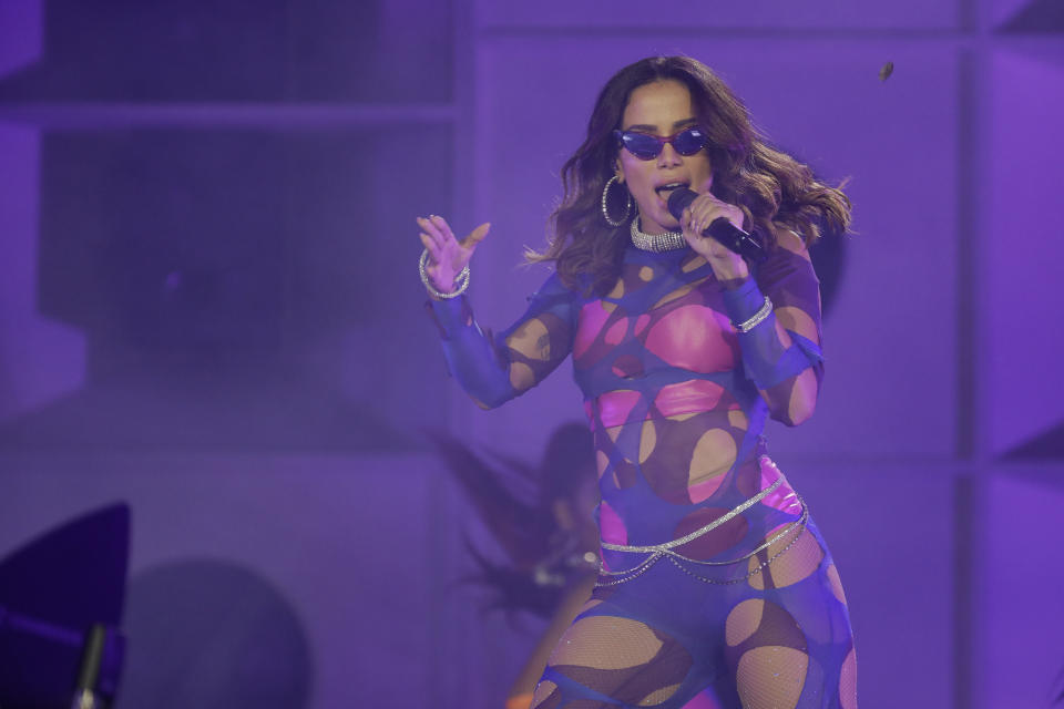 ARCHIVO – En esta fotografía de archivo del 5 de octubre de 2019 la cantante brasileña Anitta se presenta en el festival Rock in Rio en Río de Janeiro, Brasil. Anitta lanzará el sencillo “Tócame” con Arcángel y De La Ghetto el 10 de julio de 2020. (Foto AP/Leo Correa)