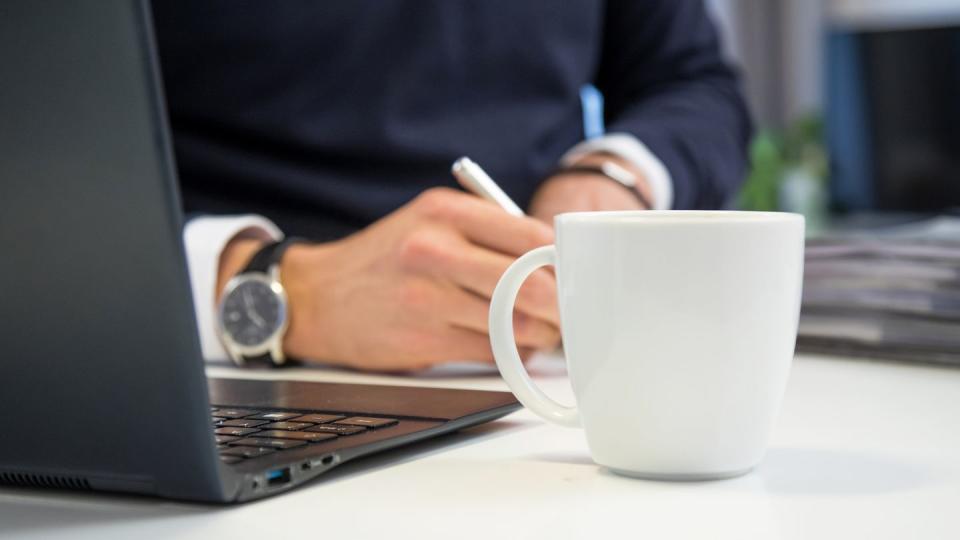 Manche Arbeitgeber stellen der Belegschaft kostenfrei Getränke zur Verfügung.