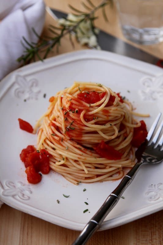 <strong>Get the <a href="http://www.bellalimento.com/2012/12/03/spicy-rosemary-spaghetti/" target="_blank">Spicy Rosemary Spaghetti recipe</a> from Bell'Alimento</strong>