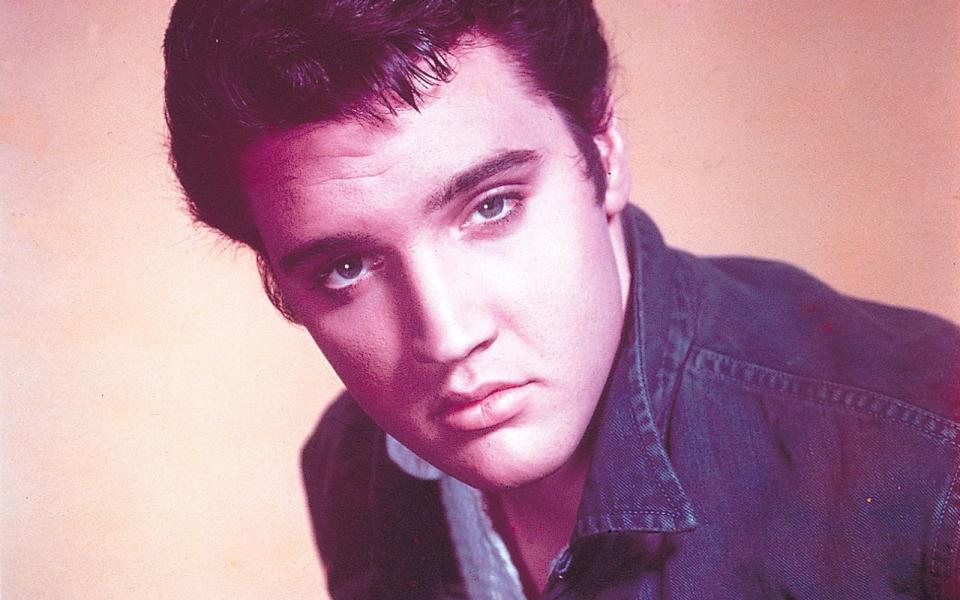 Natürlich war er zuallererst der "King" des Rock'n'Roll. Doch Elvis Presley schaffte es mit seiner unglaublich vielseitigen Stimme, die unterschiedlichsten Emotionen und Genres zu bedienen. Egal, ob mit Kuschelstimme oder Rhythm'n'Blues-Ekstase, ob mit Gospel-Inbrunst oder Country-Twang: Presley konnte als Interpret jeden Song mit Leben füllen. (Bild: Sony BMG Archive)