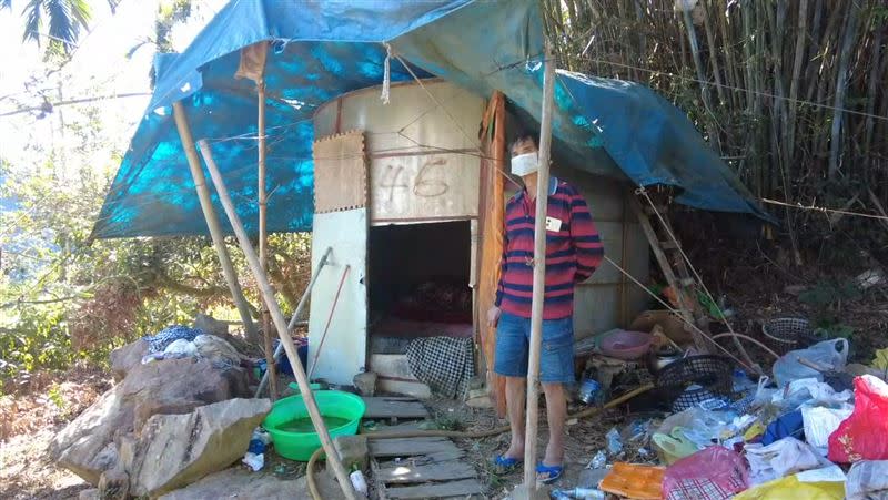 陳姓男子居住的水塔，上方僅用帆布蓋住阻擋雨水，生活用水靠臉盆接雨水使用，環境相當簡陋。（圖／翻攝畫面）