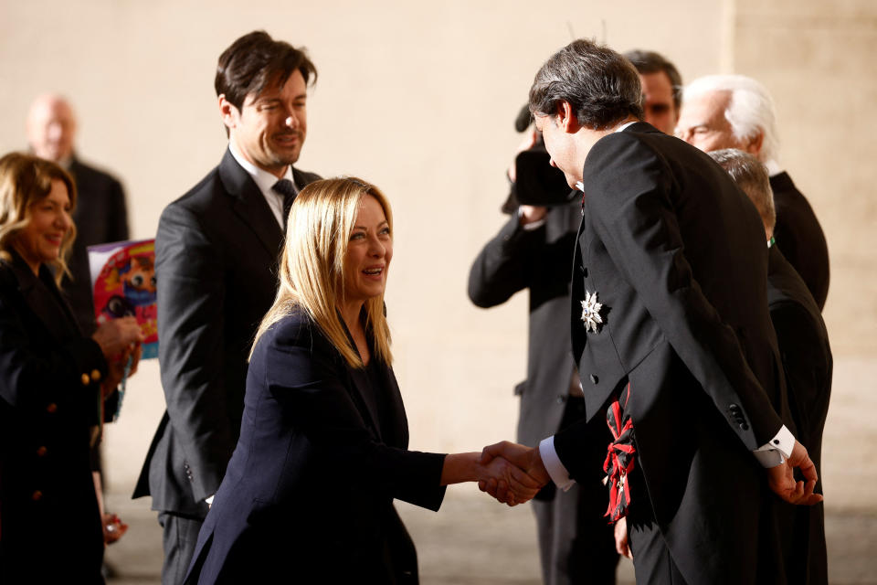 La primera ministra italiana Giorgia Meloni y su pareja Andrea Giambruno esperaban para reunirse con el Papa Francisco en el Vaticano el 10 de enero de 2023. REUTERS/Guglielmo Mangiapane