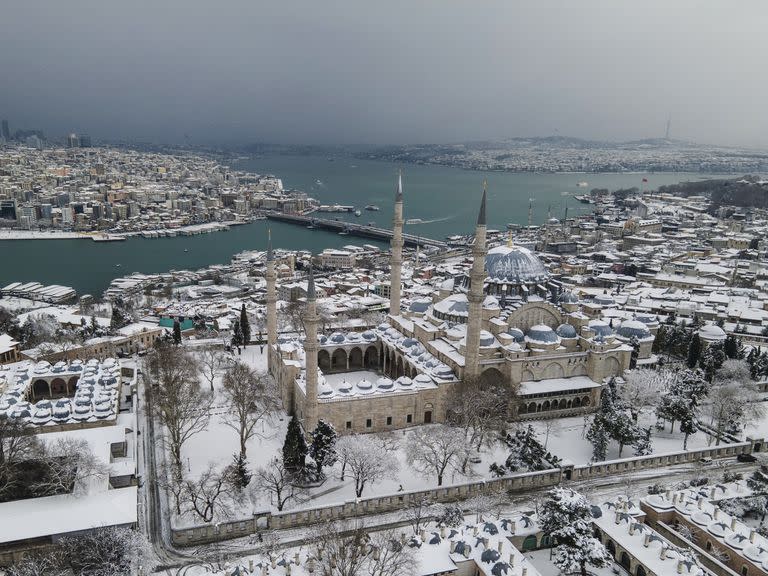 La nieve cubre las calles y la mezquita de Süleymaniye después de una fuerte nevada en Estambul, Turquía, el martes 25 de enero de 2022