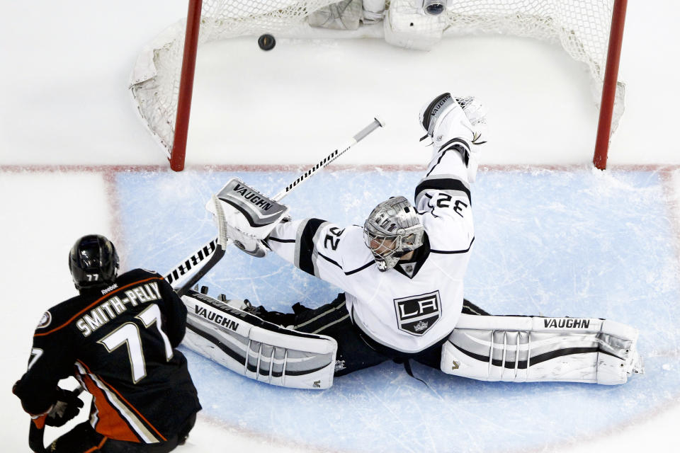 Anaheim Ducks right wing Devante Smith-Pelly, left, scores past Los Angeles Kings goalie Jonathan Quick during the second period in Game 5 of an NHL hockey second-round Stanley Cup playoff series in Anaheim, Calif., Monday, May 12, 2014. (AP Photo/Chris Carlson)