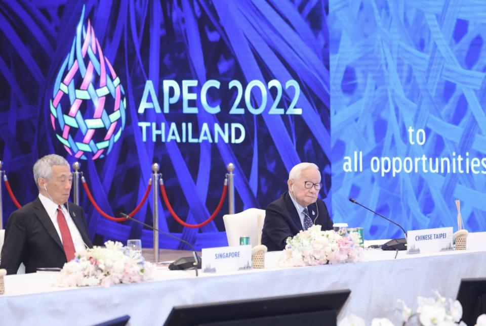 2022亞太經濟合作會議（APEC）經濟領袖第一場閉門會議18日在泰國曼谷舉行，台灣領袖代表張忠謀（右）座位被安排在新加坡總理李顯龍（左）隔壁。（中央社）