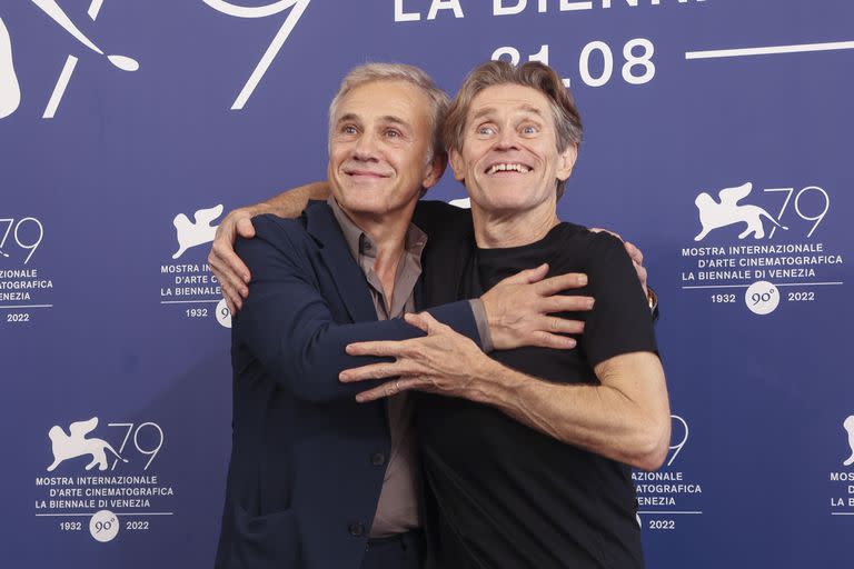 Christoph Waltz y Willem Dafoe protagonizaron una escena de humor mientras posaron para las cámaras en Venecia