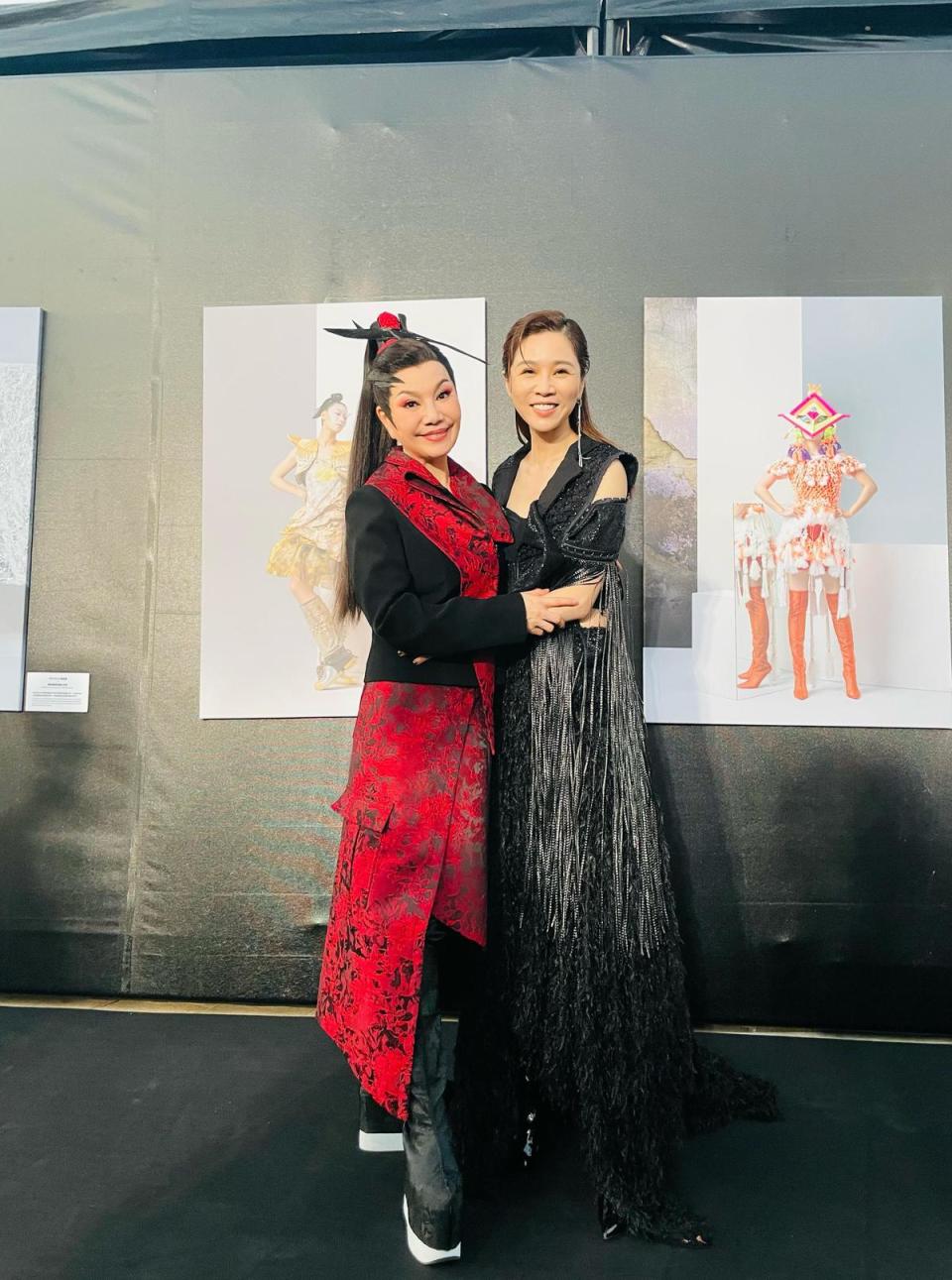 唐美雲與謝盈萱在時裝週相見歡。（唐美雲歌仔戲團提供）