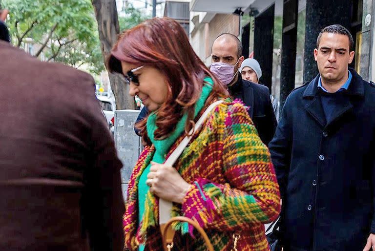 Segundo día de audiencias por la causa Vialidad. Cristina Kirchner saliendo de su casa esta mañana