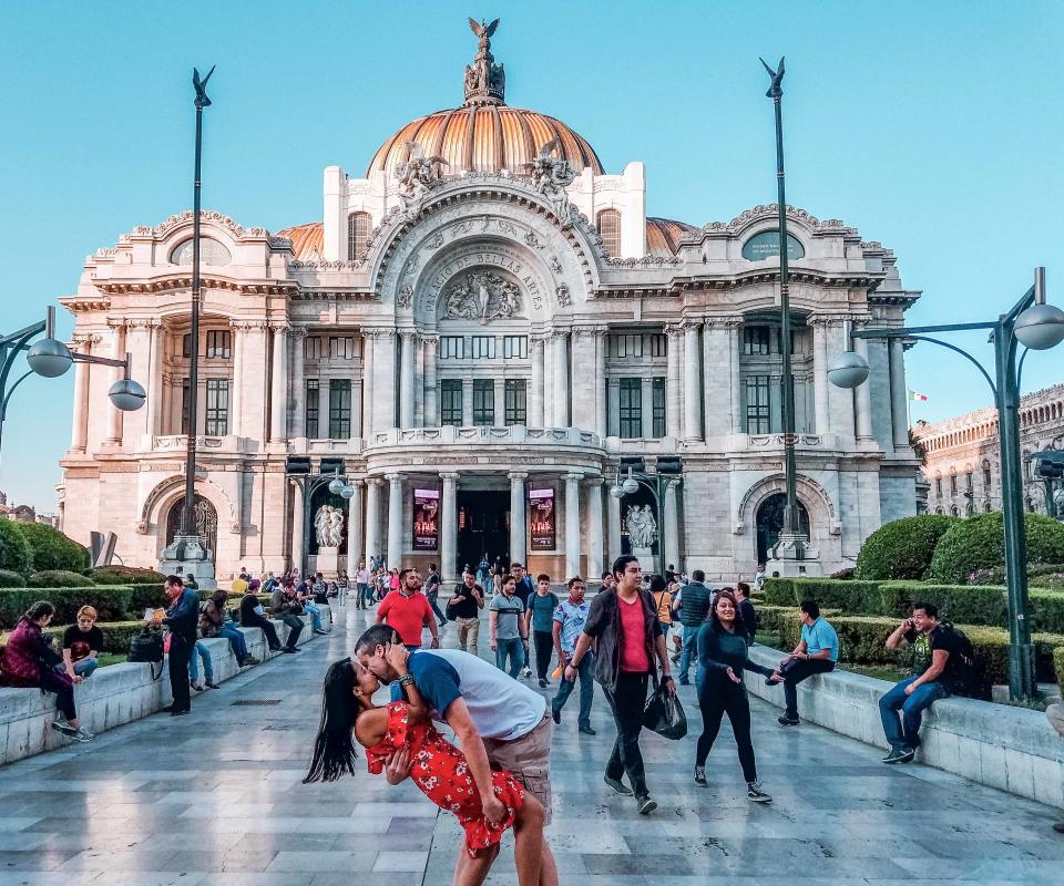 Couple capture their global dip-kisses at landmark locations