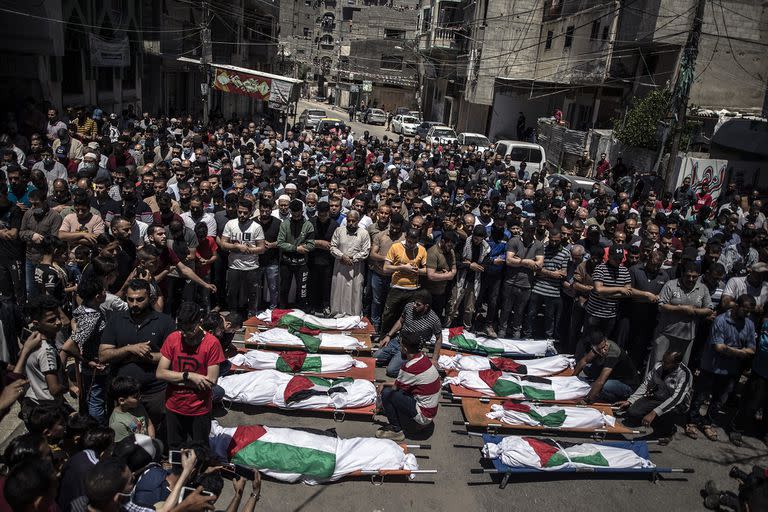 Los palestinos asisten al funeral de dos mujeres y ocho hijos de la familia Abu Hatab en la ciudad de Gaza, que murieron después de un ataque aéreo israelí, el sábado 15 de mayo de 2021