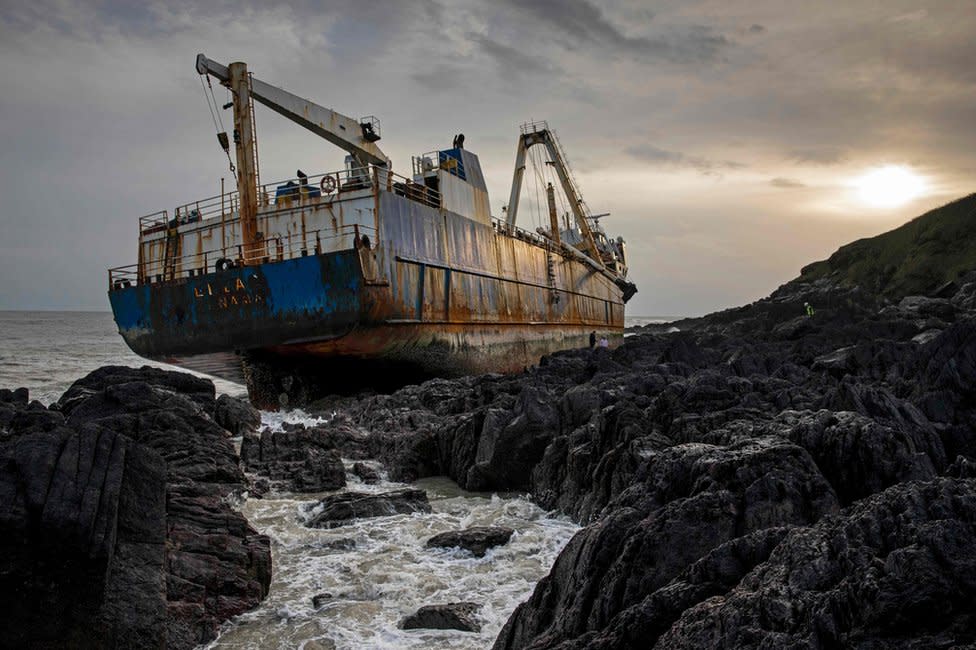 Imagen del barco fantasma abandonado Alta atrapado en las rocas de la costa irlandesa