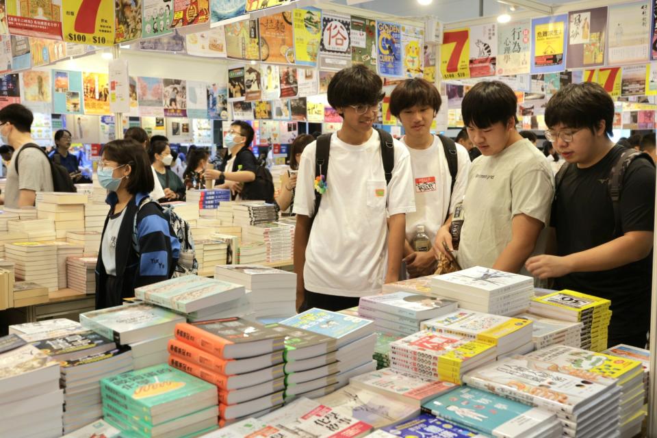 2023 年香港書展今日（19 日）開幕，展期到下周二（25 日），相信亦會成為不少年輕人的暑假「期間限定」好去處。