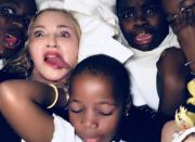 <p>Popstar Madonna teilt auf ihrem Instagram Account liebend gerne Fotos mit ihrer Familie. Mit ihren Adoptivkindern machte sie dieses Jahr einige lustige Selfies und gewährte ihren Followern Einblicke in ihr Privatleben. </p>