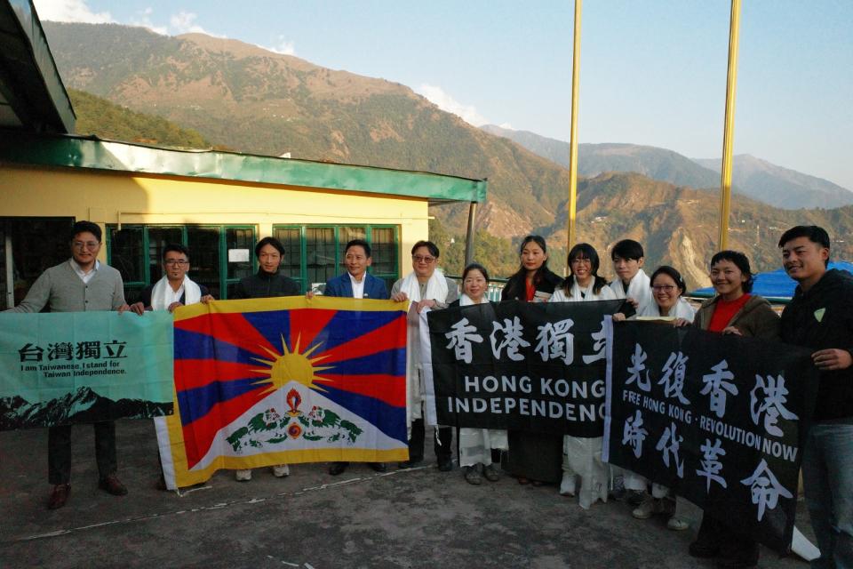 西藏台灣人權連線於疫情後與香港邊城青年的代表團一行五人，共同訪問達蘭薩拉，並拜會達賴喇嘛。西藏台灣人權連線提供
