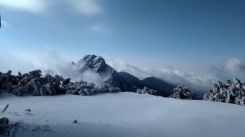 據氣象署資料顯示，玉山10日積雪尚有8公分，呈現一片冰天雪地景象。   圖：氣象署提供