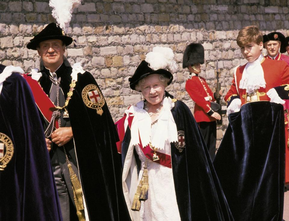 queen elisabeth ii gives king juan carlos i the order of the garter the king of spain and the queen of england with a traditional dress