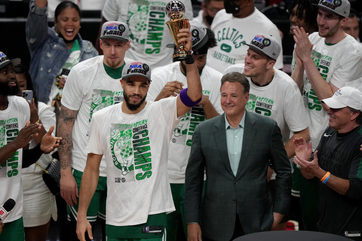 Jayson Tatum Honors Kobe Bryant With Purple & Gold Armband During