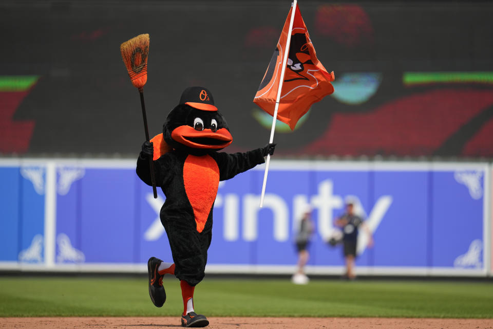 La mascota de los Orioles carga consigo una escoba luego que Baltimore derrotara a los Mets de Nueva York, por 2-0, completando la barrida de la serie en Baltimore. Domingo 6 de agosto de 2023. (AP Foto/Julio Cortez)