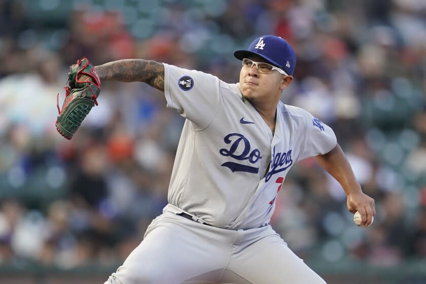 Julio Urías, de los Dodgers de Los Ángeles, lanza en el primer inning del juego de la MLB que enfrentó a su equipo con los Gigantes de San Francisco, en San Francisco, el 3 de agosto de 2022. (AP Foto/Jeff Chiu)