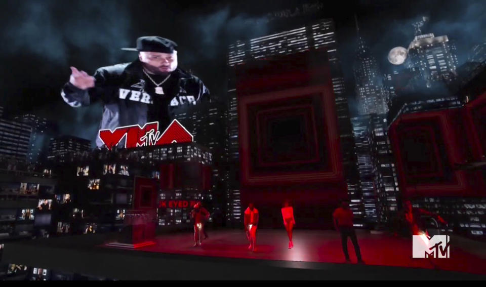 En esta imagen tomada de video el domingo 30 de agosto del 2020 y proporcionada por MTV, Nicky Jam aparece en la pantalla durante la actuación de los Black Eyed Peas en la ceremonia de los Premios MTV a los Videos Musicales. (MTV vía AP)