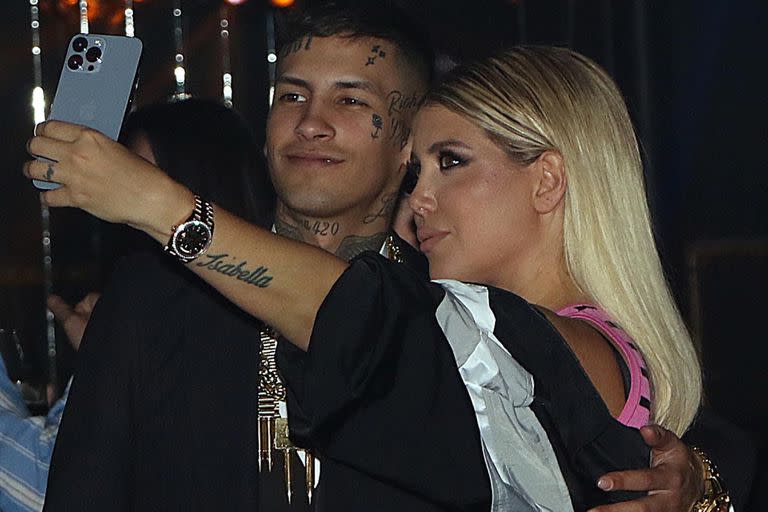 Wanda Nara y L-Gante, entre selfies y abrazos