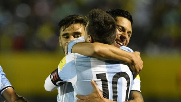 Lionel Messi abraza a Enzo Pérez, su socio en la victoria crucial de Argentina ante Ecuador. Foto: Twitter/MarcosGenini