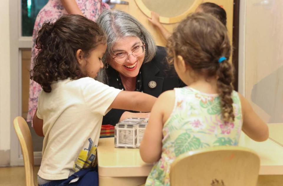 La alcaldesa Daniella Levine Cava pasa un rato en la sala de niños pequeños antes de la mesa redonda sobre vivienda asequible en el Center for Excellence in Early Education de United Way, el martes 12 de julio de 2022, en Miami.