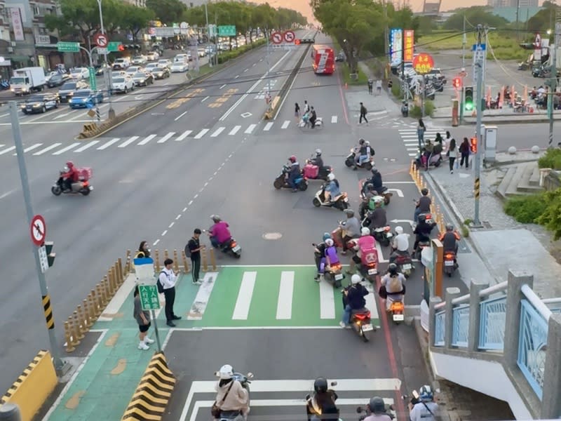 學生投訴指台中機車待轉區空間太小 民進黨台中市議員林祈烽接獲東海大學學生投訴，指 位於台灣大道與國際街口的機車待轉區空間太小，只 要民眾未停在機車待轉區內轉彎，警察就會在台灣大 道五段3巷口攔車開單。 （林祈烽提供） 中央社記者郝雪卿傳真  113年5月24日 