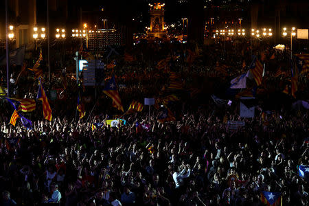 People attend a closing rally in favour of the banned October 1 independence referendum in Barcelona, Spain, September 29, 2017. REUTERS/Susana Vera