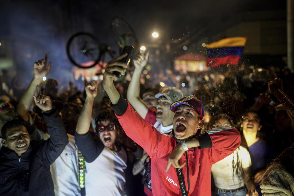 Partidarios de la oposición esperan los resultados de las elecciones presidenciales de Venezuela, en Bogotá, Colombia, el domingo 28 de julio de 2024. (AP Foto/Ivan Valencia)