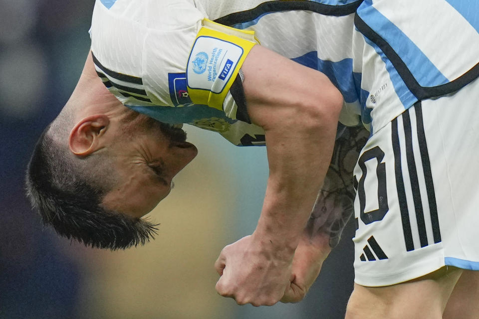 Lionel Messi, de Argentina, festeja la victoria sobre Croacia en semifinales de la Copa del Mundo en el estadio Lusail, en Qatar, el martes 13 de diciembre de 2022. (AP Foto/Petr David Josek)