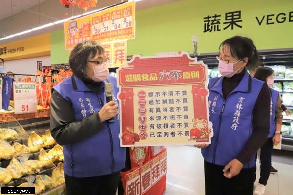 年節將至人潮湧現，縣府啟動消防安全與春節食品聯合稽查。(記者劉春生攝)