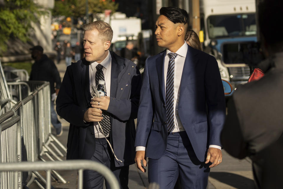 El actor Anthony Rapp, izquierda, llega a la corte para su juicio civil por abuso sexual contra Kevin Spacey, el 6 de octubre de 2022, en Nueva York. (Foto AP/Yuki Iwamura)