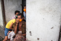 <p>Villagers weraing a mask to avoid inhaling dust eruption of the Mount Agung on November 28, 2017 in Bali, Indonesia. (Photo: Barcroft Media via Getty Images) </p>