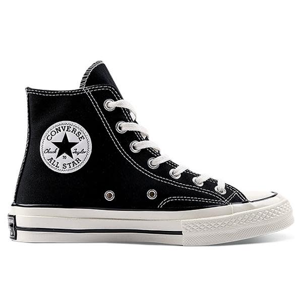 經典不敗的CONVERSE，一雙黑色可以從年輕穿到老！（圖片來源：CONVERSE）