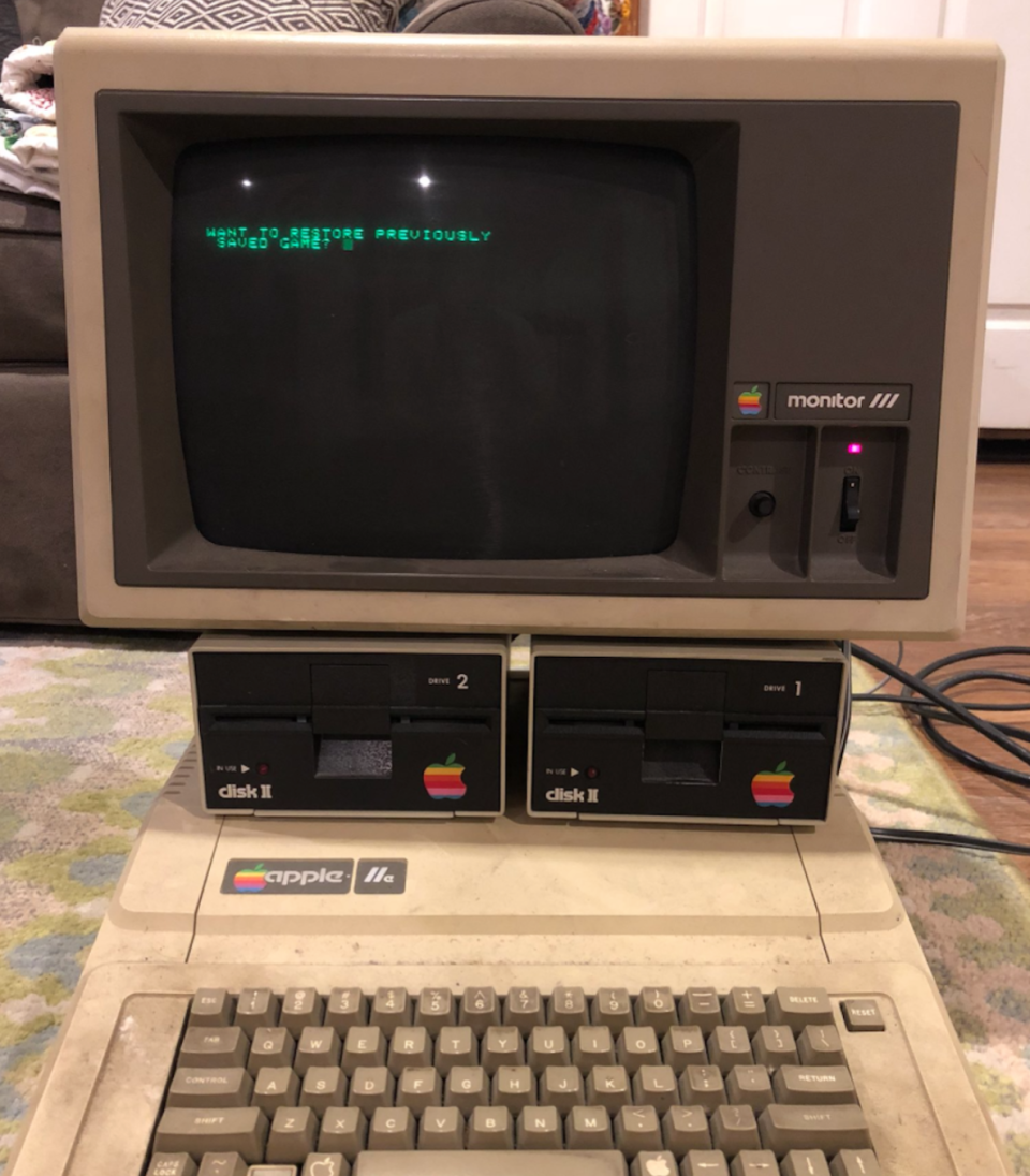 Apple IIe manufacturado entre 1983 y 1993 que funciona en 2019. (John Pfaff/Twitter)