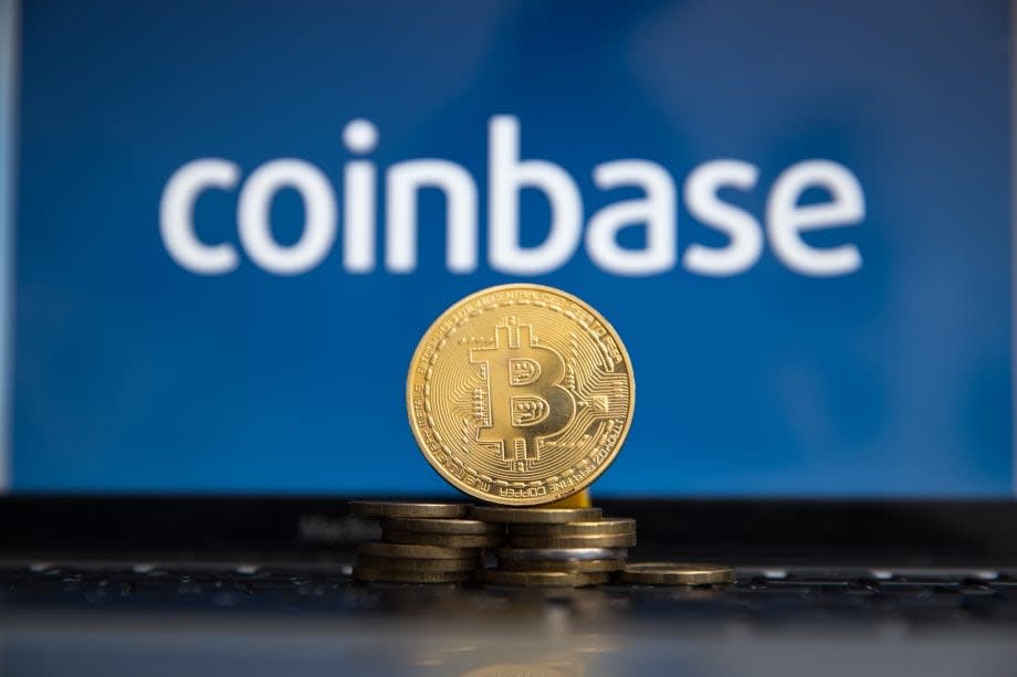 Bitcoin-Münze, im Hintergrund das Coinbase-Logo