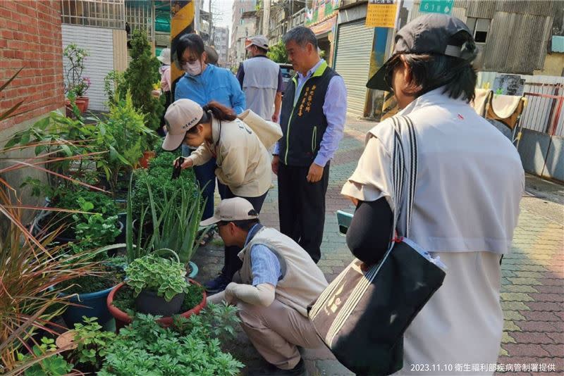 「登革熱前進應變工作隊」持續每日派員前往台南市疫情熱區及暖區進行查核及成效評估。（圖／疾管署提供）