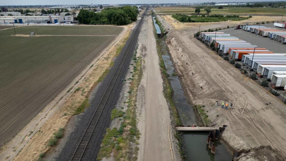 Construcción de un conducto de concreto que se instalara a lo largo de las vías del tren en Lathrop para permitir una nueva conexión ferroviaria para las líneas del Condado de Stanislaus del tren Altamont Commuter Express (ACE). imagen tomada en Lathrop, California, el martes 18 de junio de 2024.