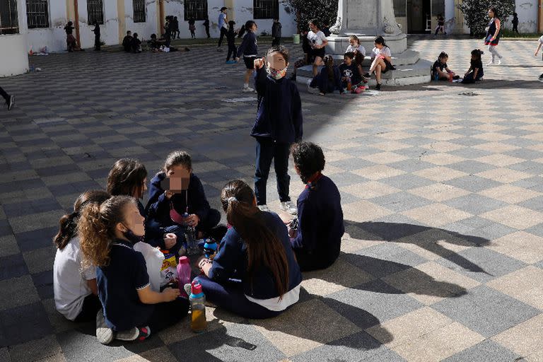 Alumnos de la escuela Sagrada Familia disfrutan del recreo al aire libre sin barbijo