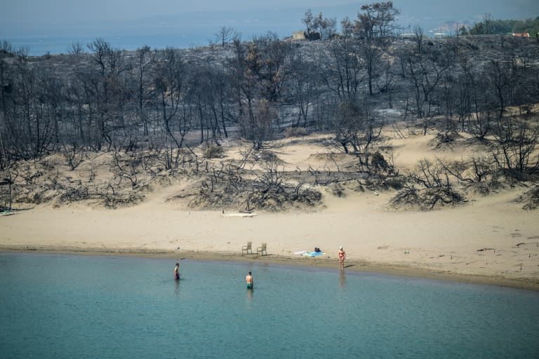 Griechenland bietet Touristen Entschädigungszahlungen zugunsten eines erneuten Aufenthalts auf der Insel Rhodos, wenn sie dort im vergangenen Jahr wegen der verheerenden Waldbrände evakuiert wurden. (Angelos Tzortzinis)