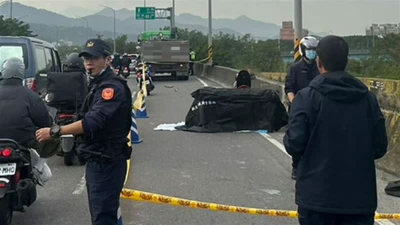 警方處理死亡車禍。（圖／翻攝畫面）