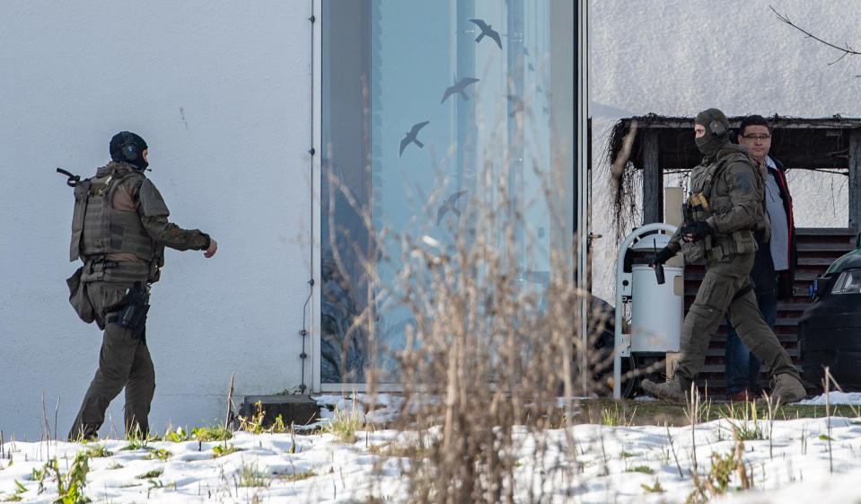 Bayern, Deggendorf: Spezialeinsatzkräfte der Polizei stehen vor dem Klinikum Mainkofen. Die Polizei hat in der Klinik einen Geiselnehmer überwältigt und festgenommen. (Bild: Armin Weigel/dpa)