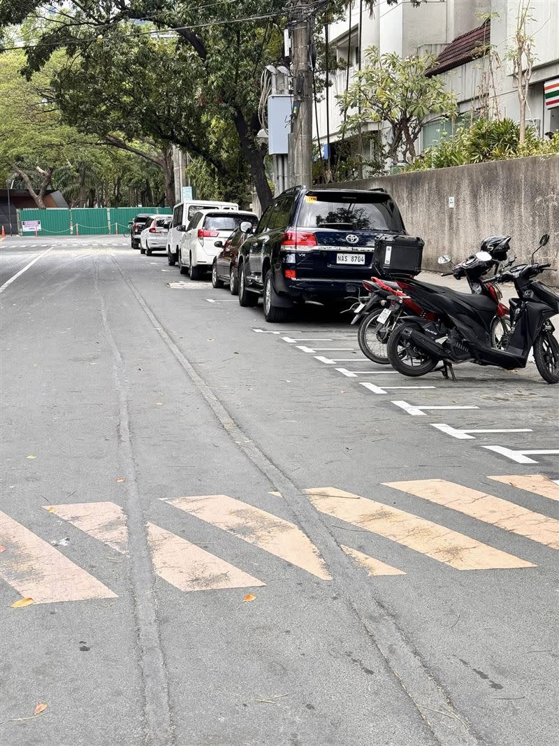 菲律賓400CC摩托車可上高速公路，且可停放摩托車停車格。（圖／臉書粉專「第四維度 Photography」授權提供）