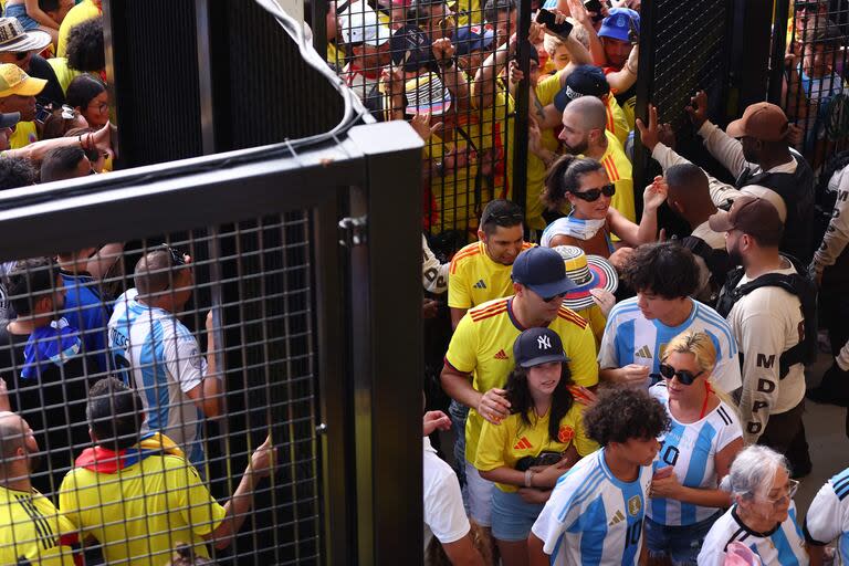 Los hinchas intentan ingresar al estadio en medio de disturbios previos al partido final de la CONMEBOL Copa América 2024 entre Argentina y Colombia en el Hard Rock Stadium el 14 de julio de 2024 en Miami Gardens, Florida