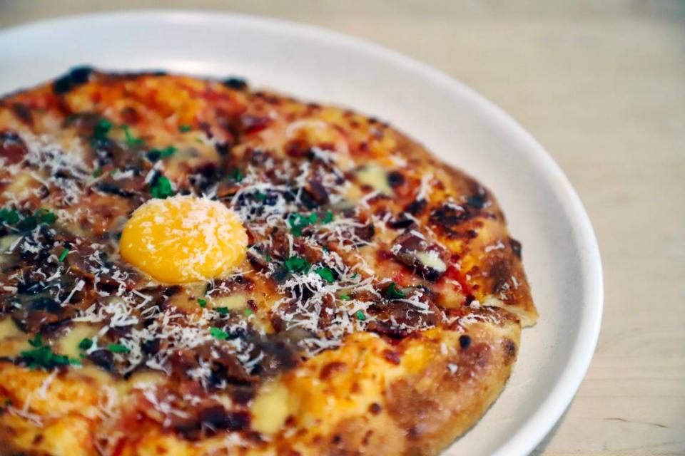 The il Modo brunch pizza has bacon, egg and bearnaise sauce